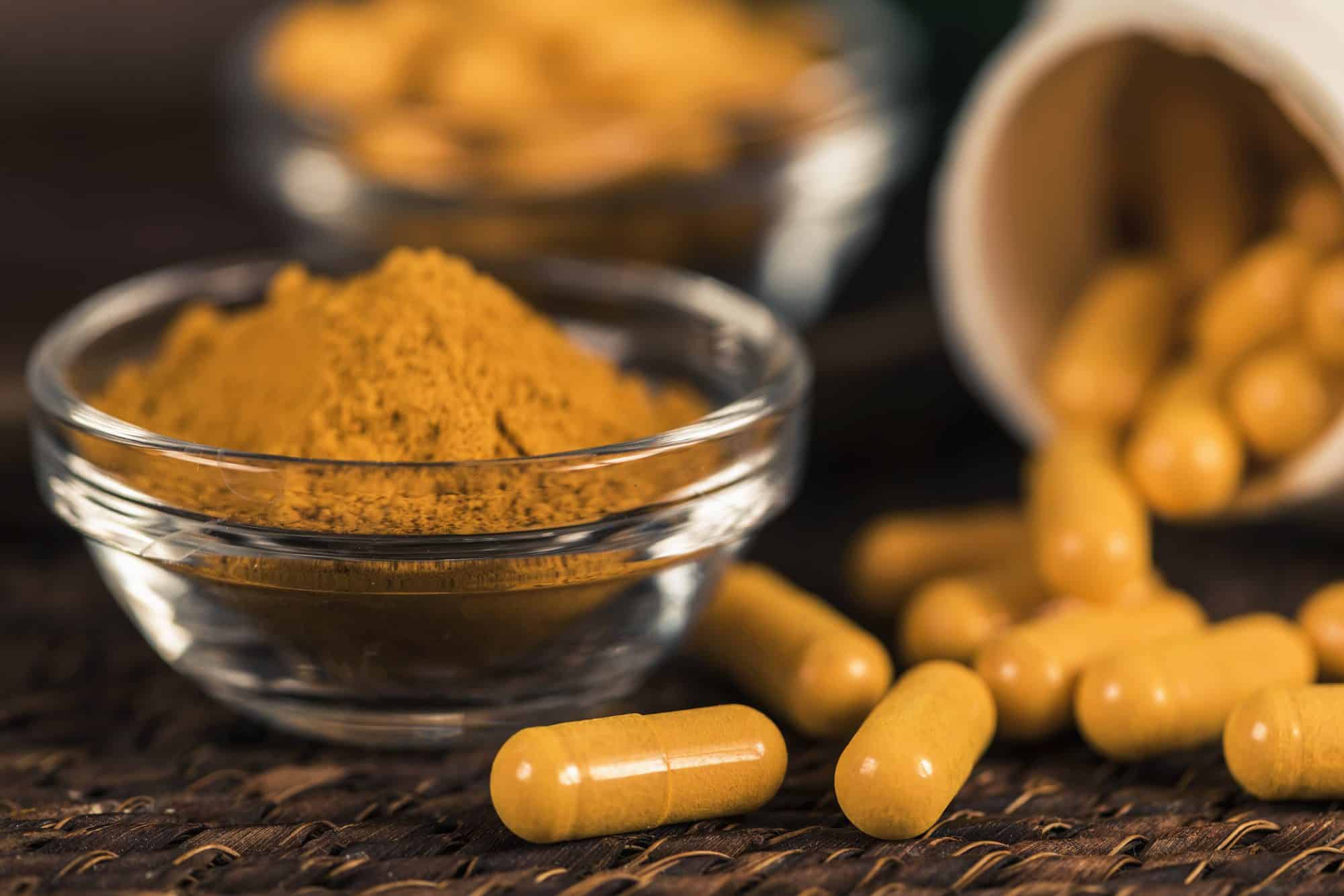 Integratore di curcumina in capsule e polvere di curcuma