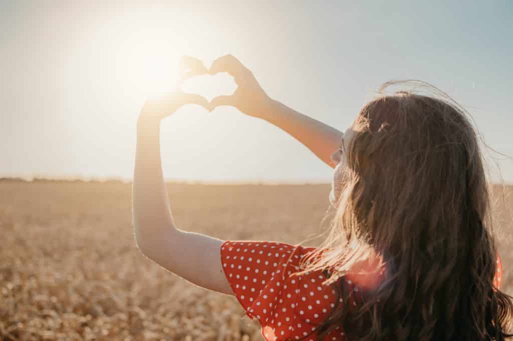 Vitamina D nella salute della donna, ruolo degli integratori di vitamina D3 nella salute femminile. Giovane donna che si gode