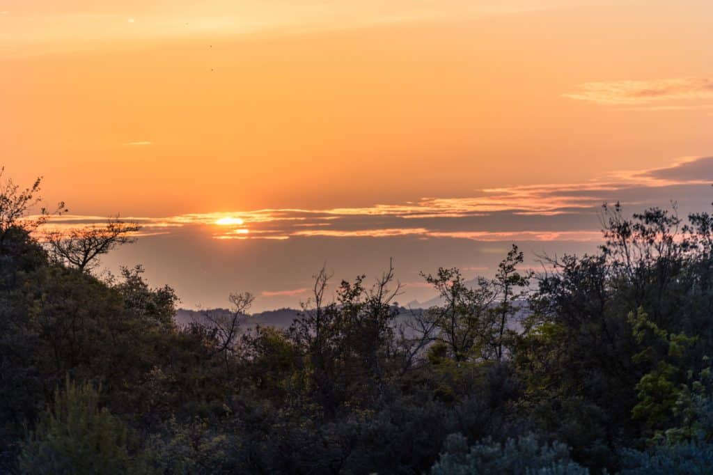 Puesta de sol en la naturaleza en España