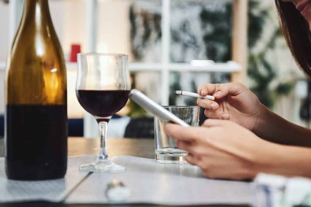 Da vicino. Una tabella di persona dipendente dall'alcol