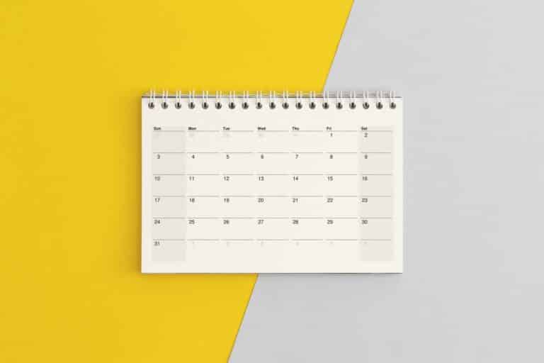 Pagina di calendario su sfondo a colori. Pianificazione aziendale