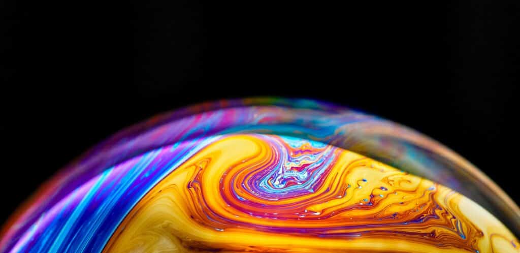 Espacio de realidad virtual con un planeta psicodélico multicolor abstracto