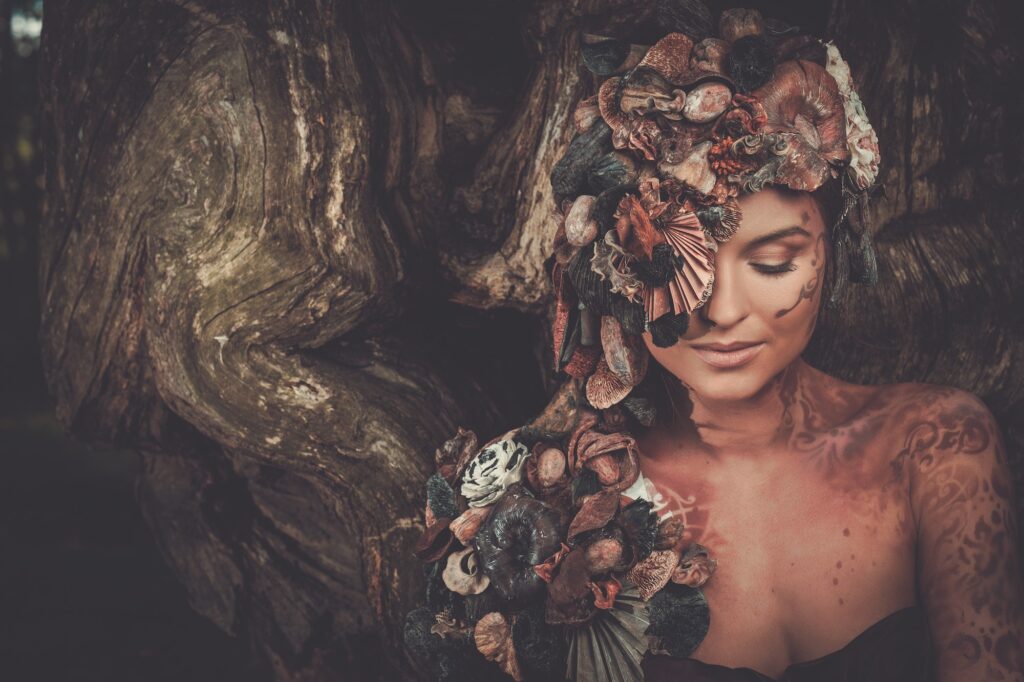 Donna ninfa in una foresta magica